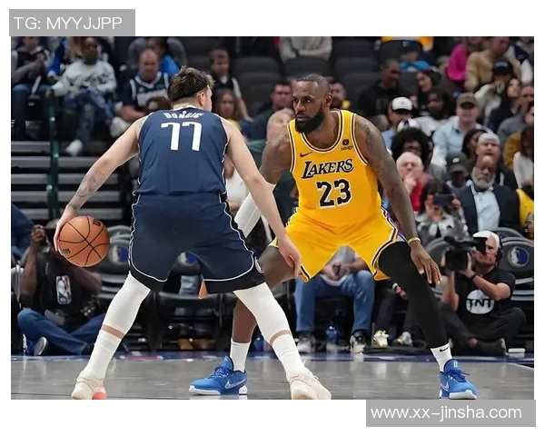 霍华德谈科比与詹姆斯性格差异：独行侠与社交王的鲜明对比